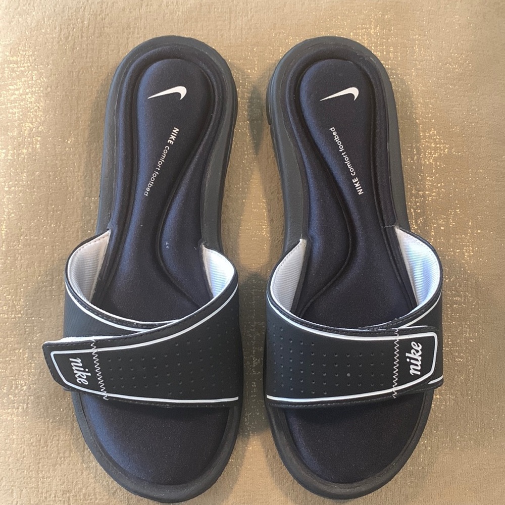 NIKE sandals.